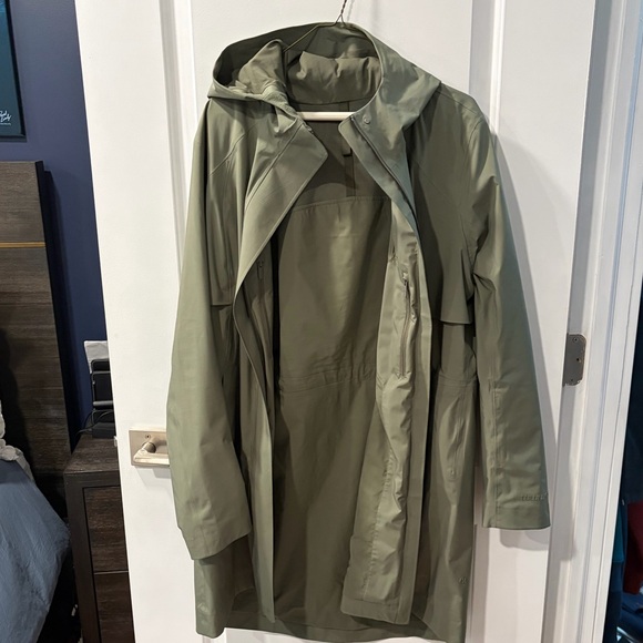 lululemon athletica Jackets & Blazers - Lululemon Women’s Rain Rebel Jacket Size 12